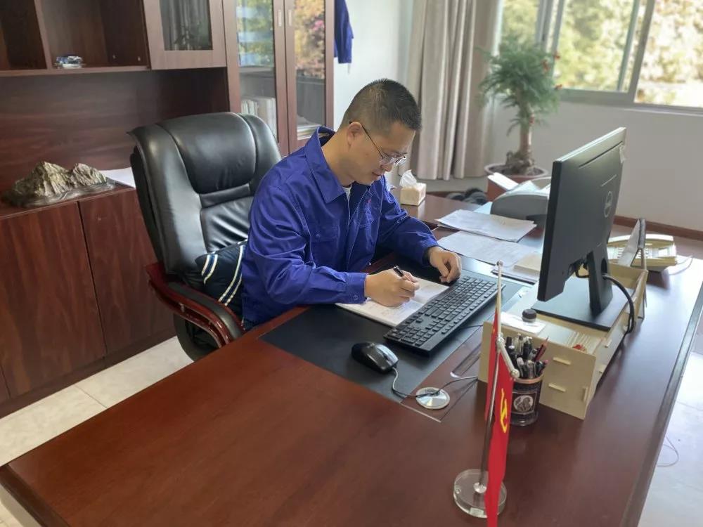 党员立潮头，，，领跑领先锋之十｜汤勇华：：：企业与职工的“润滑剂”