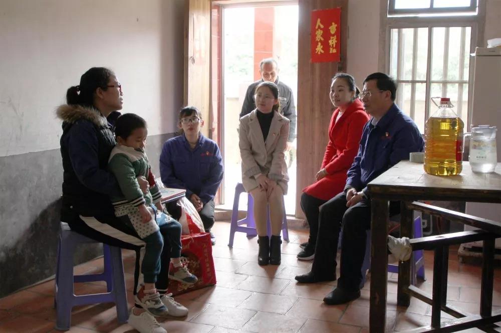 腾博会官网集团党委开展“暖心工程”，，，走访慰问难题党员和职工